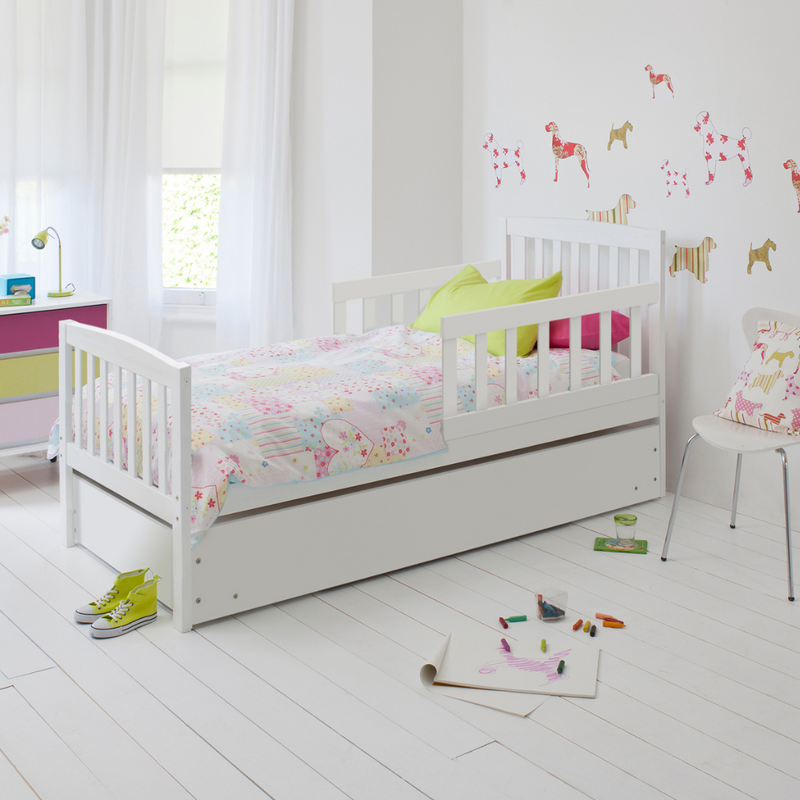 Juni Toddler Bed Solid Wood with Pulll Out Trundle in Classic White