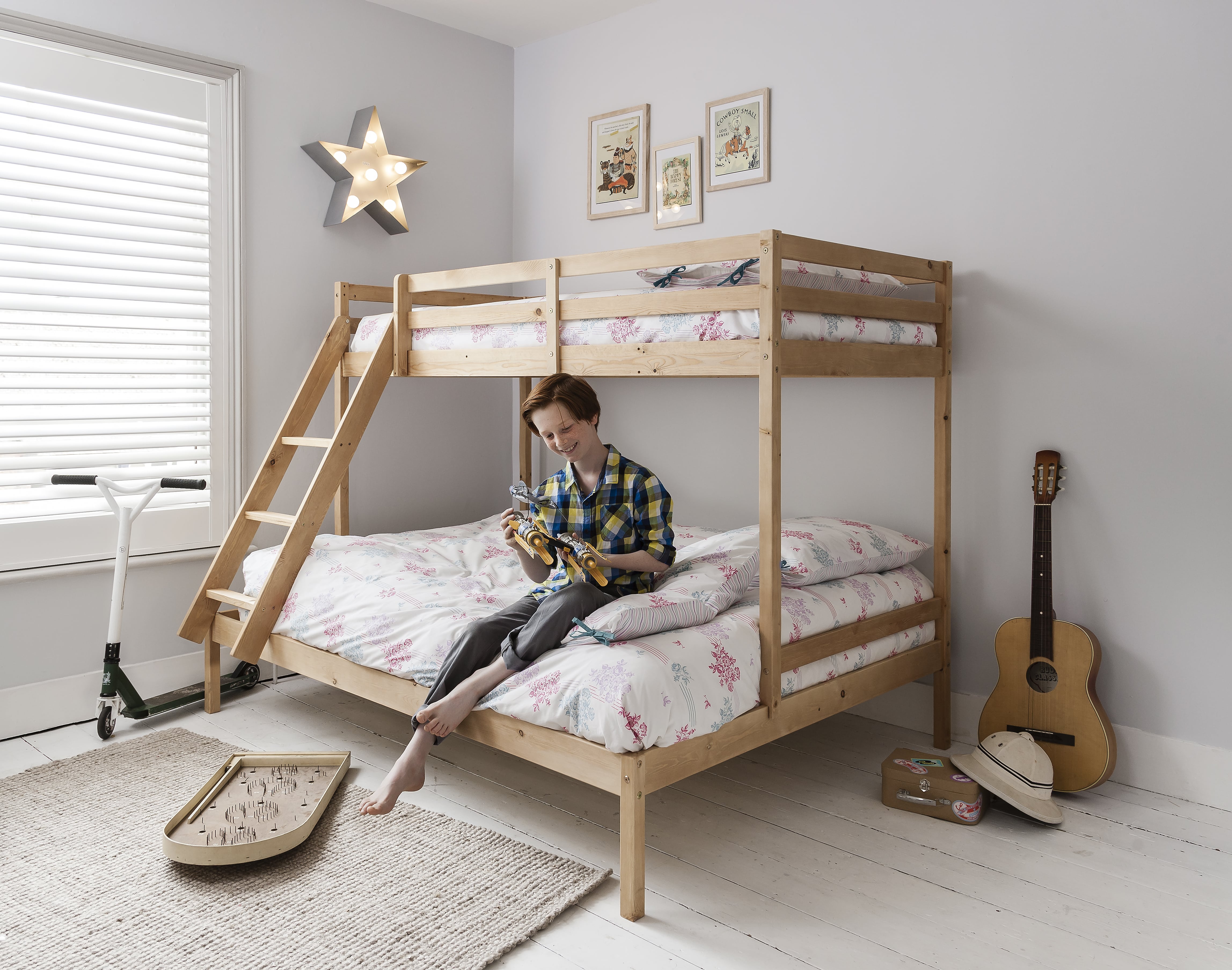 Triple sleeper fashion bed